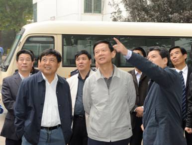 2011年集团公司董事长印建安陪同市委常委、市政法委书记丁健到陕鼓社区视察各项工作